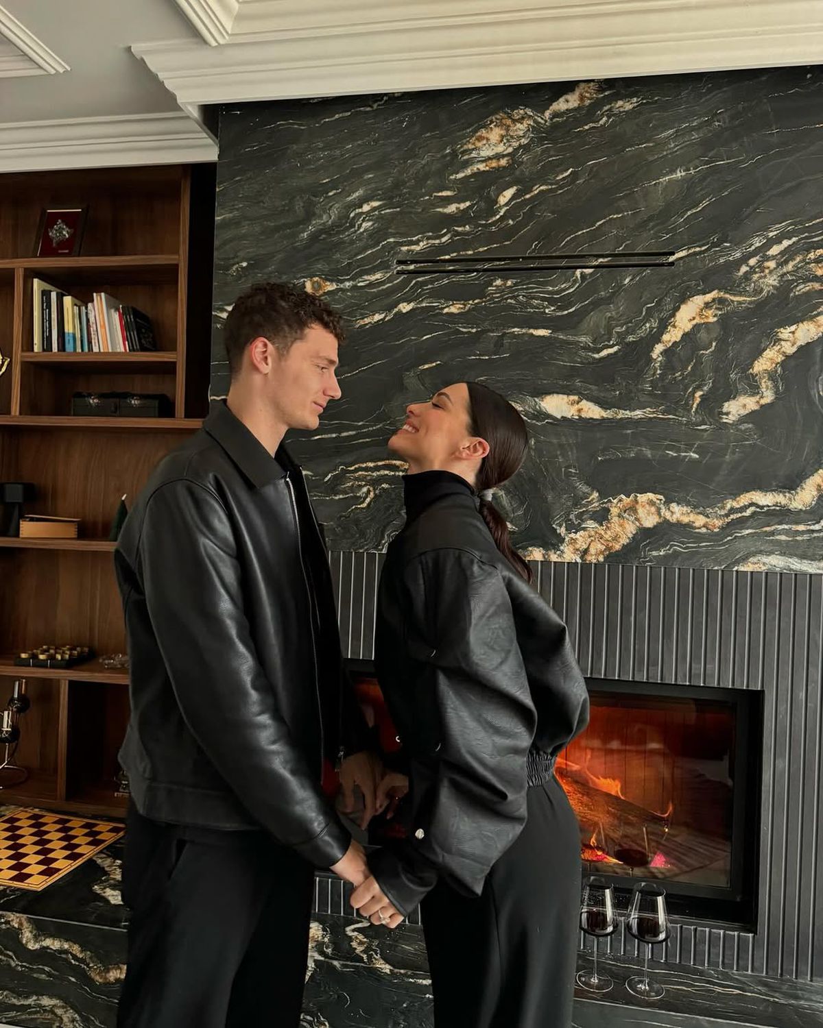 Controversă la nuntă » Celebrul fotbalist, pus de actrița de origine kosovară să afișeze „vulturul albanez”: „Ar trebui interzis câteva jocuri”