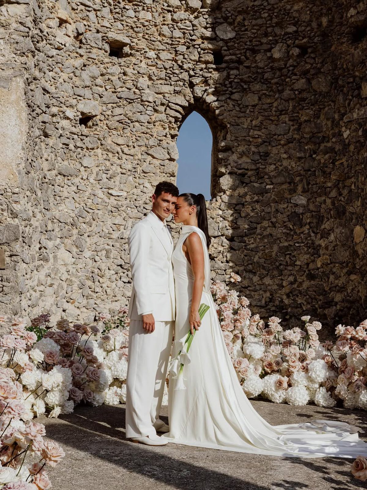 Controversă la nuntă » Celebrul fotbalist, pus de actrița de origine kosovară să afișeze „vulturul albanez”: „Ar trebui interzis câteva jocuri”