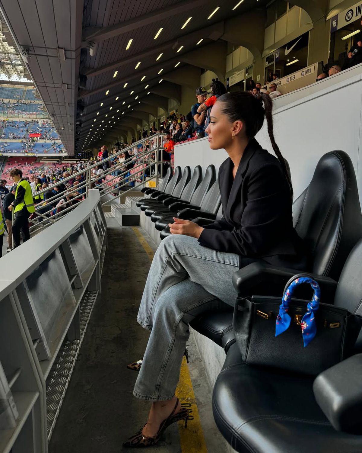 Controversă la nuntă » Celebrul fotbalist, pus de actrița de origine kosovară să afișeze „vulturul albanez”: „Ar trebui interzis câteva jocuri”