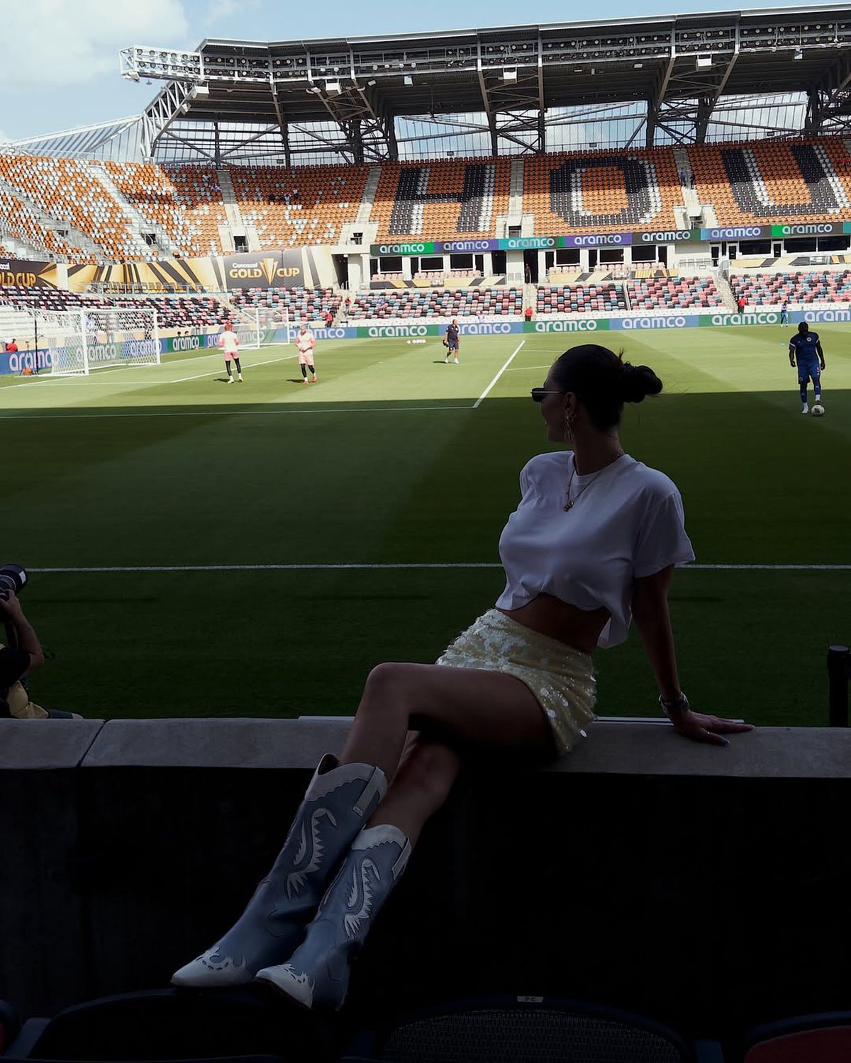 Influencerița cu peste 800.000 de urmăritori vrea să-și micșoreze sânii, dar portarul de 36 de ani n-o lasă