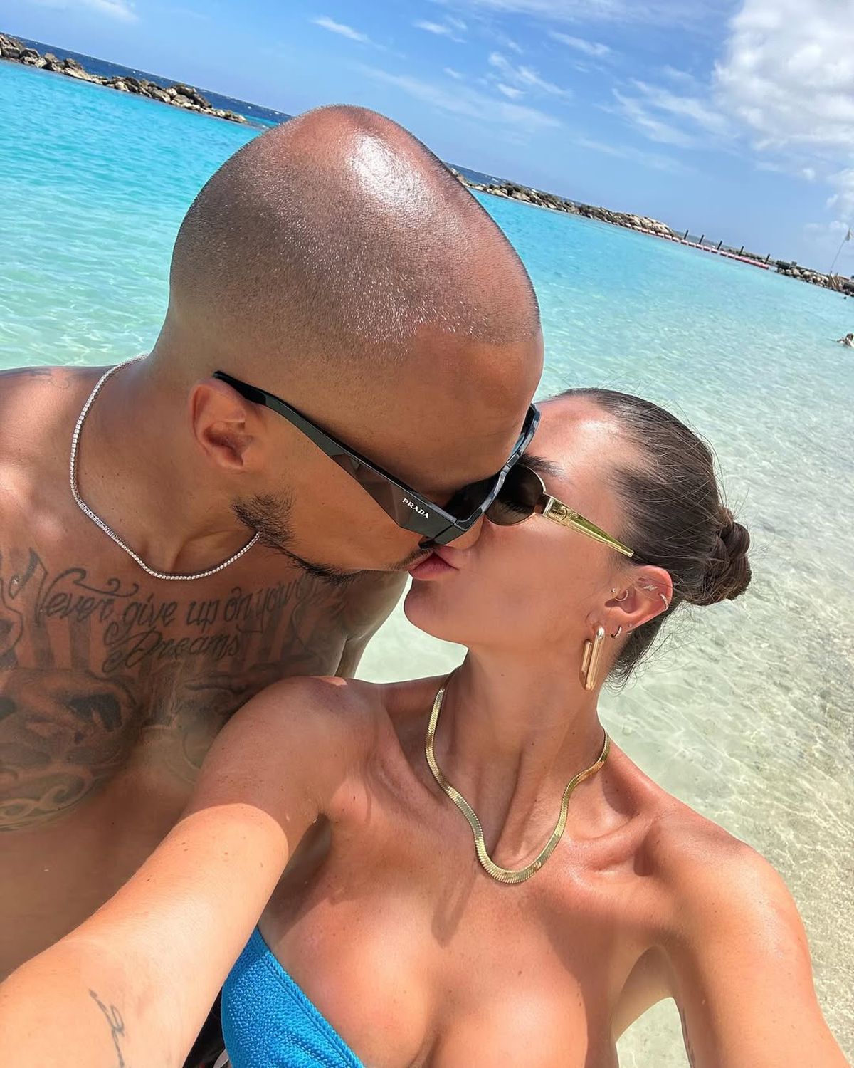 Influencerița cu peste 800.000 de urmăritori vrea să-și micșoreze sânii, dar portarul de 36 de ani n-o lasă