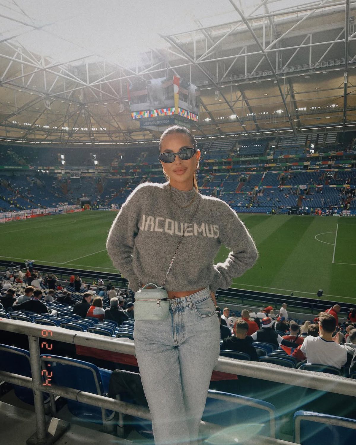 Influencerița cu peste 800.000 de urmăritori vrea să-și micșoreze sânii, dar portarul de 36 de ani n-o lasă