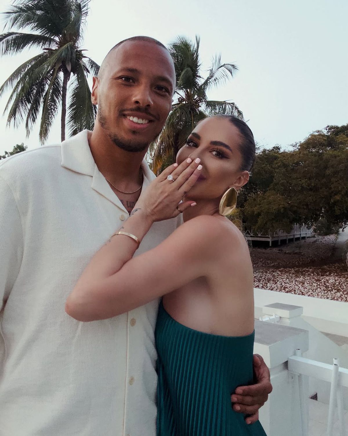 Influencerița cu peste 800.000 de urmăritori vrea să-și micșoreze sânii, dar portarul de 36 de ani n-o lasă