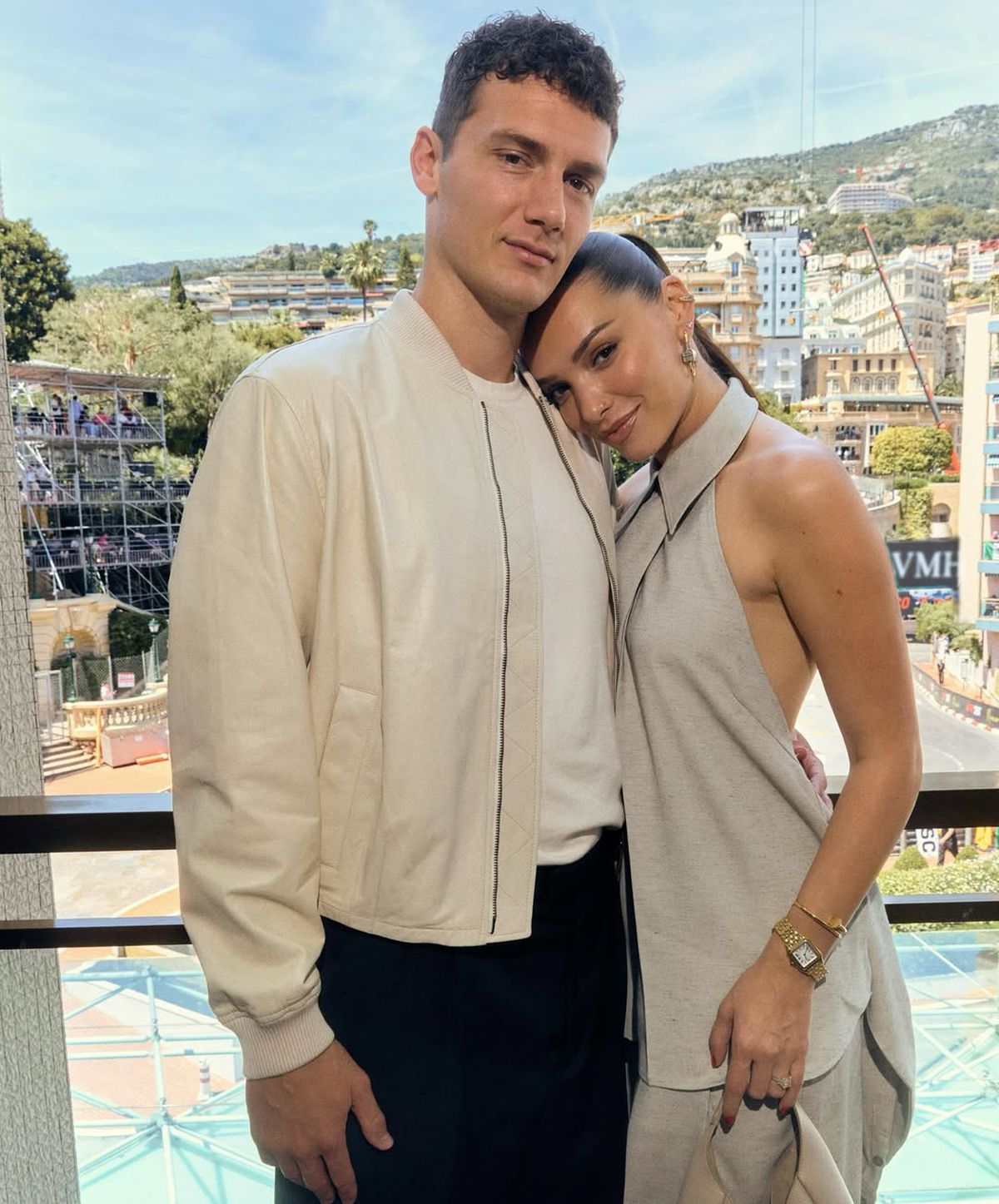 Controversă la nuntă » Celebrul fotbalist, pus de actrița de origine kosovară să afișeze „vulturul albanez”: „Ar trebui interzis câteva jocuri”