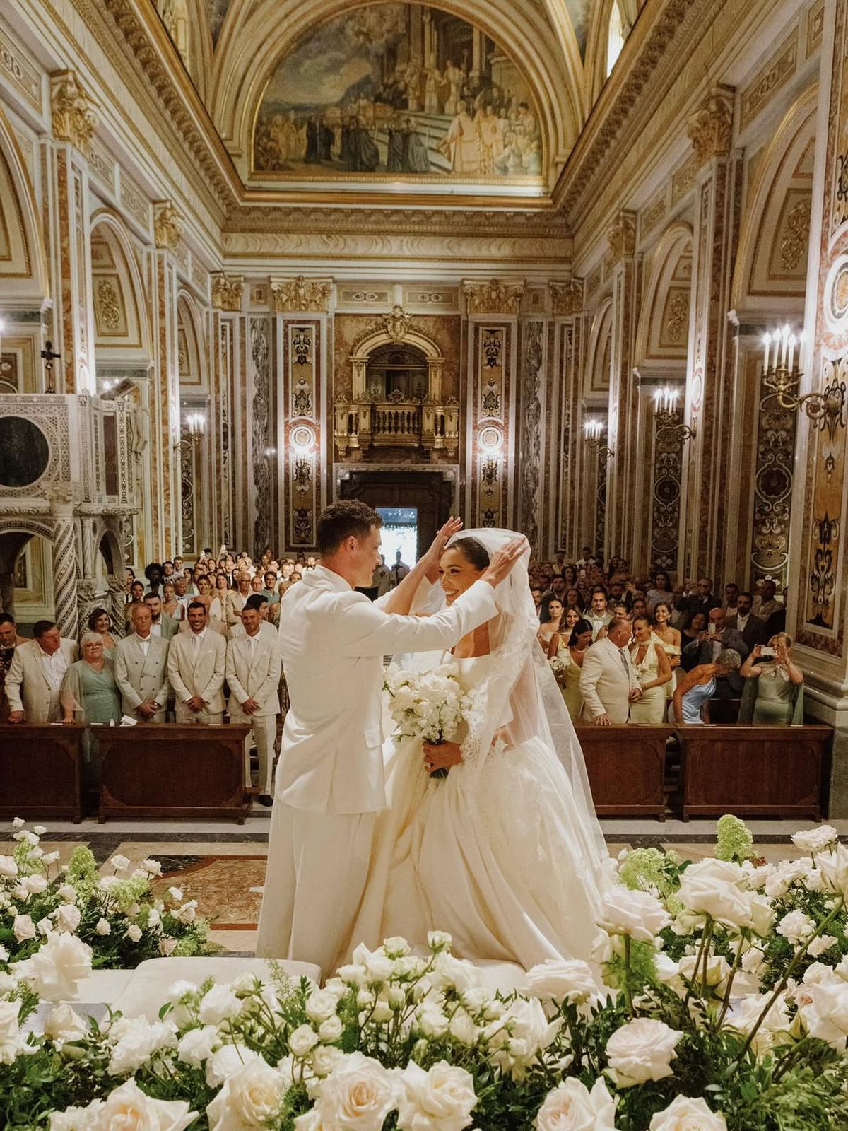 Controversă la nuntă » Celebrul fotbalist, pus de actrița de origine kosovară să afișeze „vulturul albanez”: „Ar trebui interzis câteva jocuri”