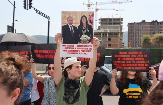 „Porcilor, nu sunteți bineveniți aici” » Steagul Rusiei a fost ars la Campionatul Mondial de scrimă