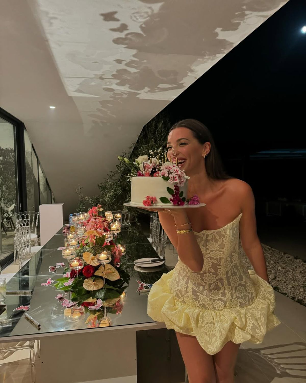 Controversă la nuntă » Celebrul fotbalist, pus de actrița de origine kosovară să afișeze „vulturul albanez”: „Ar trebui interzis câteva jocuri”