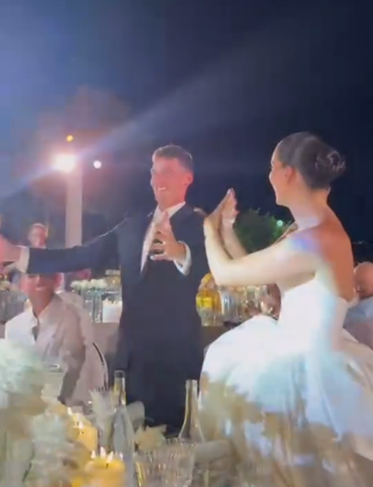 Controversă la nuntă » Celebrul fotbalist, pus de actrița de origine kosovară să afișeze „vulturul albanez”: „Ar trebui interzis câteva jocuri”