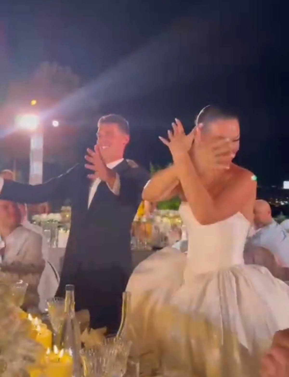 Controversă la nuntă » Celebrul fotbalist, pus de actrița de origine kosovară să afișeze „vulturul albanez”: „Ar trebui interzis câteva jocuri”