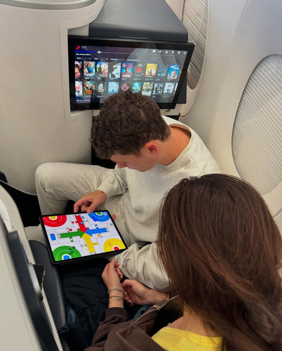 Controversă la nuntă » Celebrul fotbalist, pus de actrița de origine kosovară să afișeze „vulturul albanez”: „Ar trebui interzis câteva jocuri”