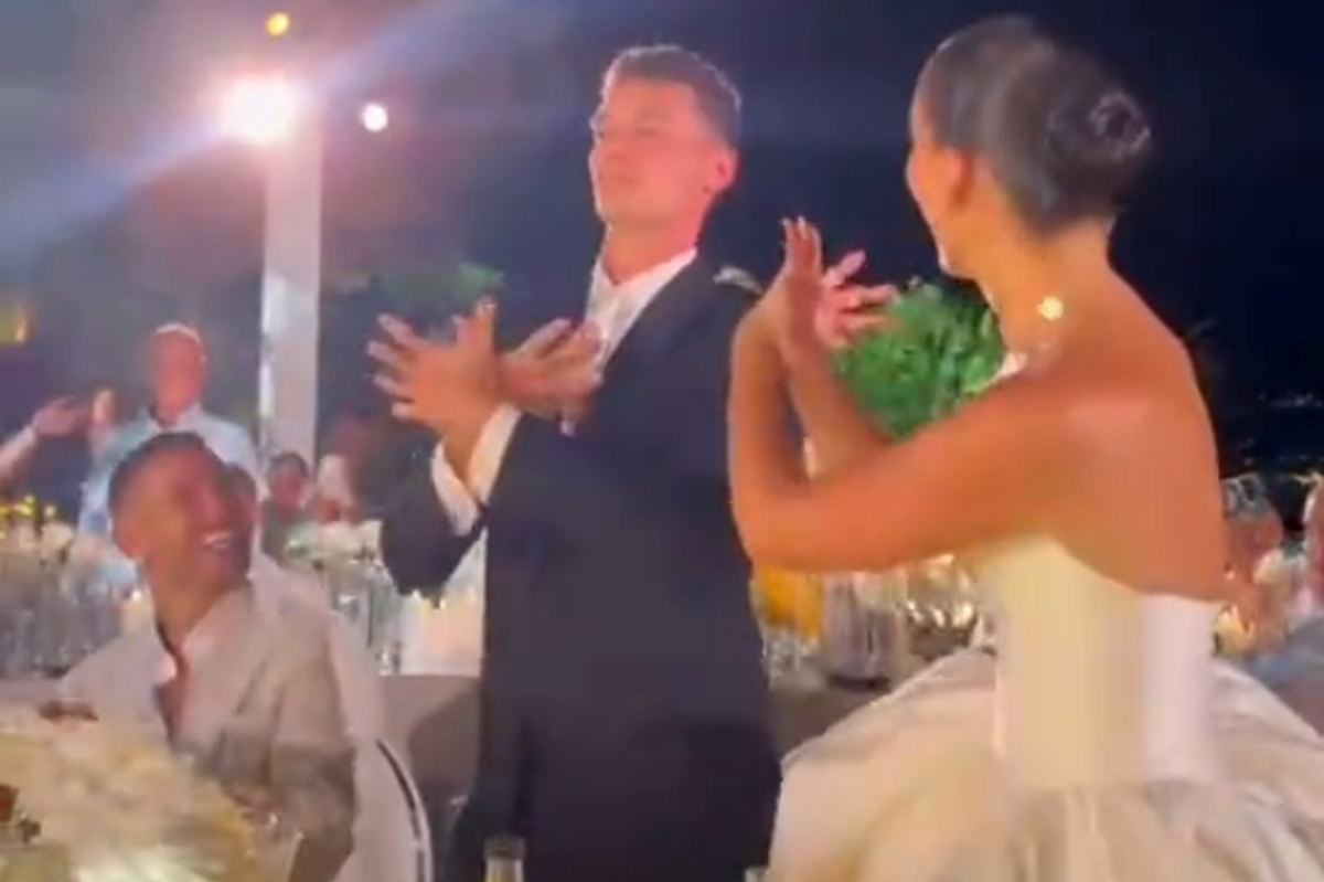 Controversă la nuntă » Celebrul fotbalist, pus de actrița de origine kosovară să afișeze „vulturul albanez”: „Ar trebui interzis câteva jocuri”