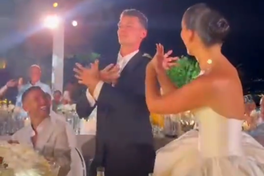 VIDEO+FOTO Controversă la nuntă » Celebrul fotbalist, pus de actrița de origine kosovară să afișeze „vulturul albanez”: „Ar trebui interzis câteva jocuri”