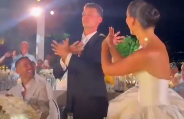 Controversă la nuntă » Celebrul fotbalist, pus de actrița de origine kosovară să afișeze „vulturul albanez”: „Ar trebui interzis câteva jocuri”