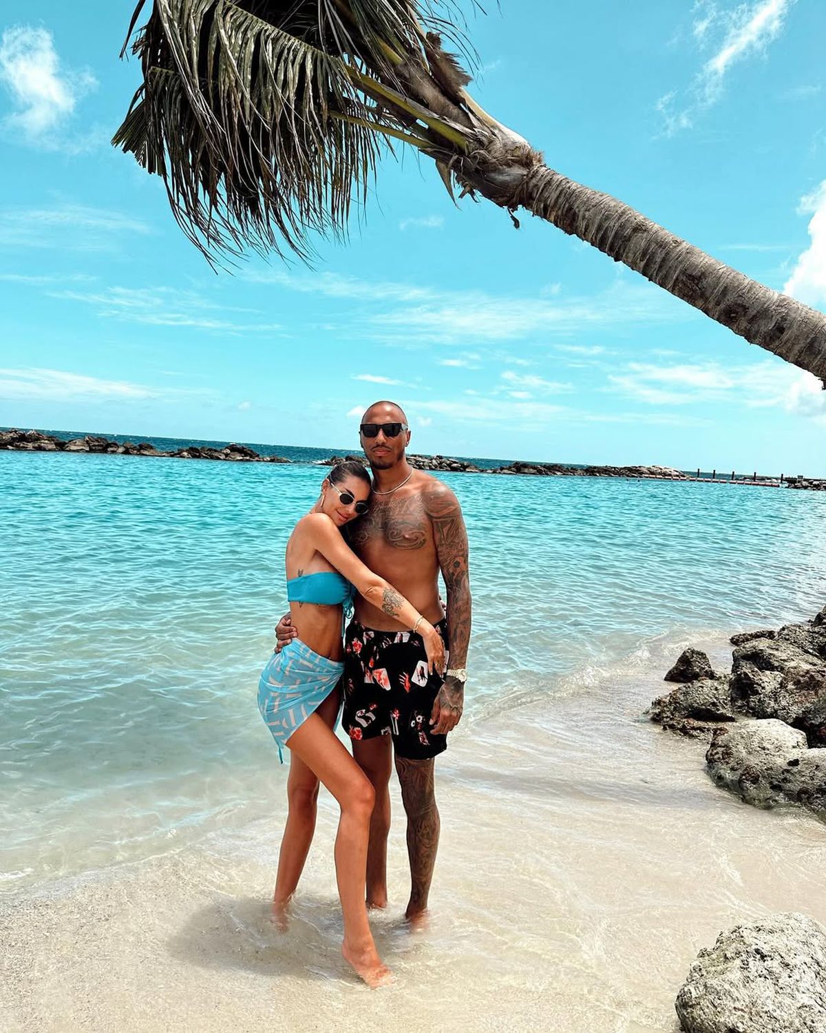 Influencerița cu peste 800.000 de urmăritori vrea să-și micșoreze sânii, dar portarul de 36 de ani n-o lasă