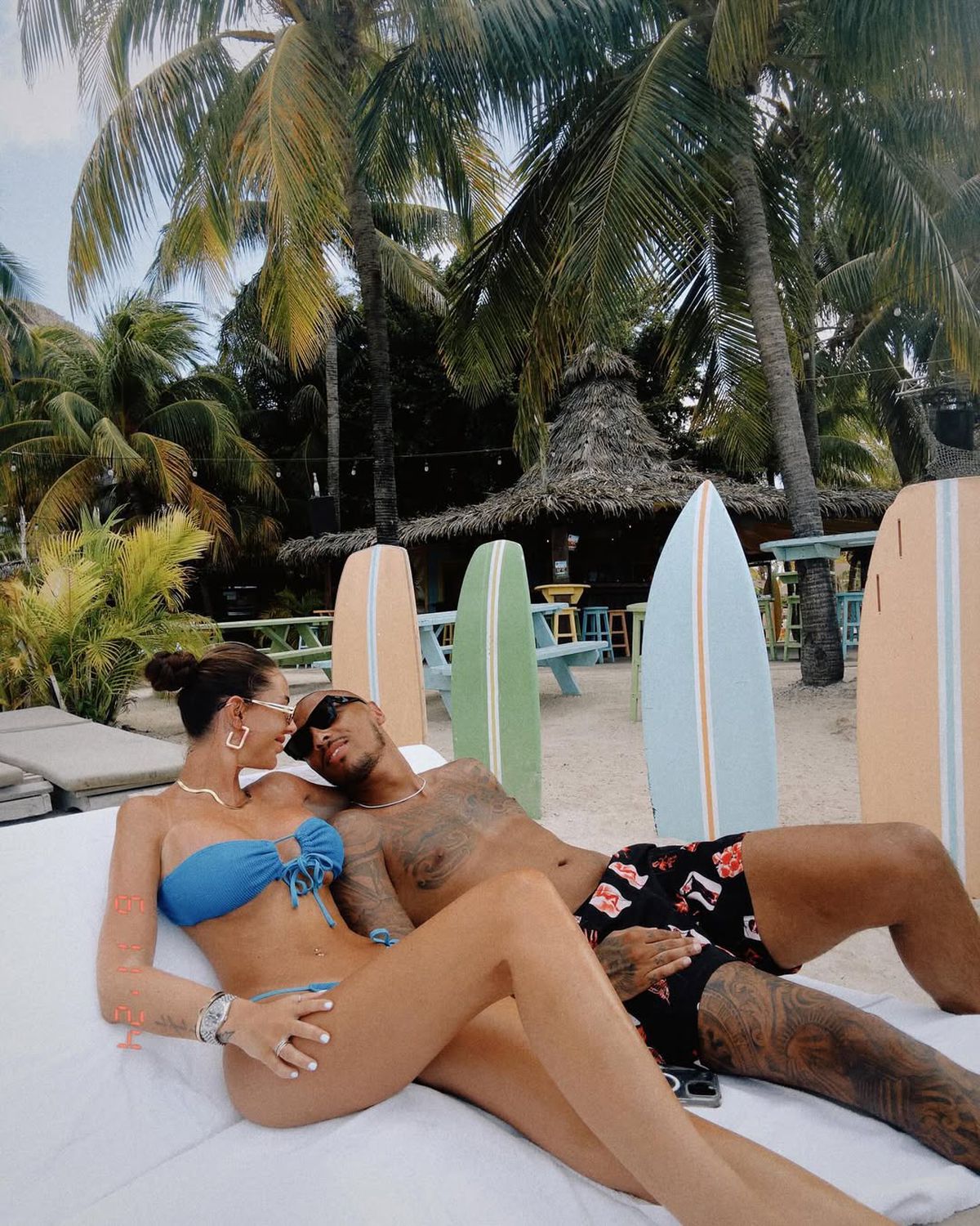 Influencerița cu peste 800.000 de urmăritori vrea să-și micșoreze sânii, dar portarul de 36 de ani n-o lasă