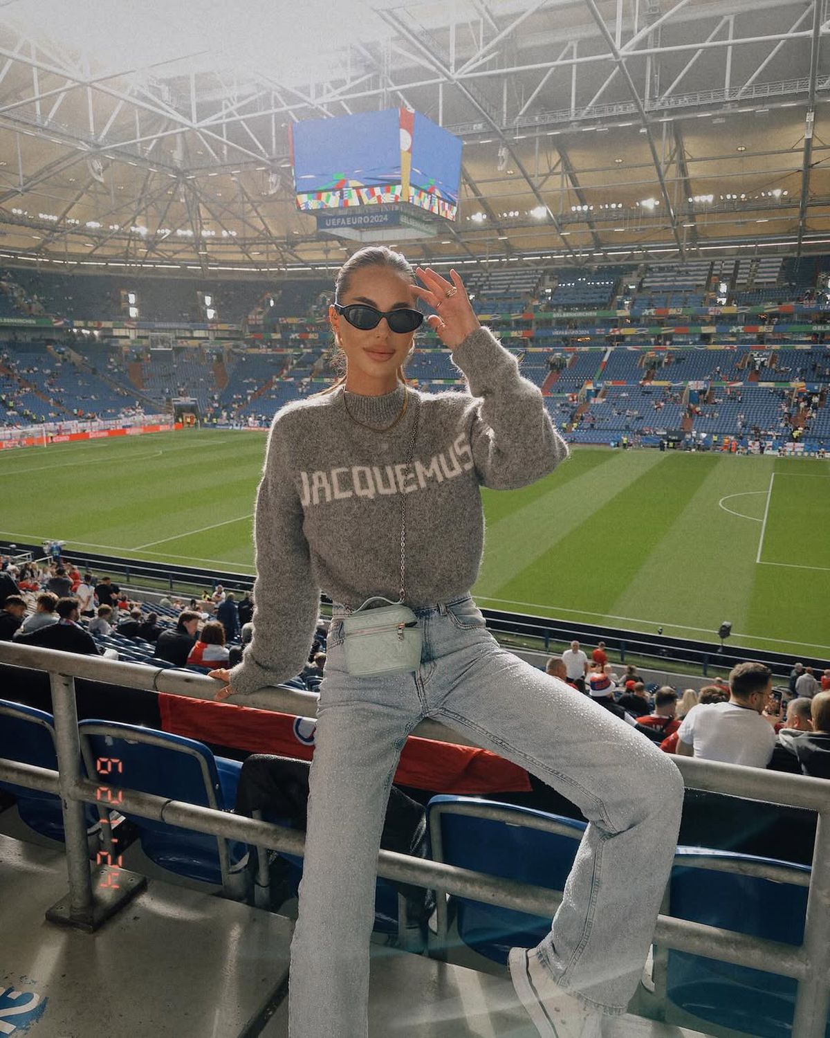 Influencerița cu peste 800.000 de urmăritori vrea să-și micșoreze sânii, dar portarul de 36 de ani n-o lasă