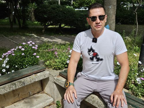 Emre Asik, la una dintre proprietățile sale, în Istanbul
Foto Eduard Apostol