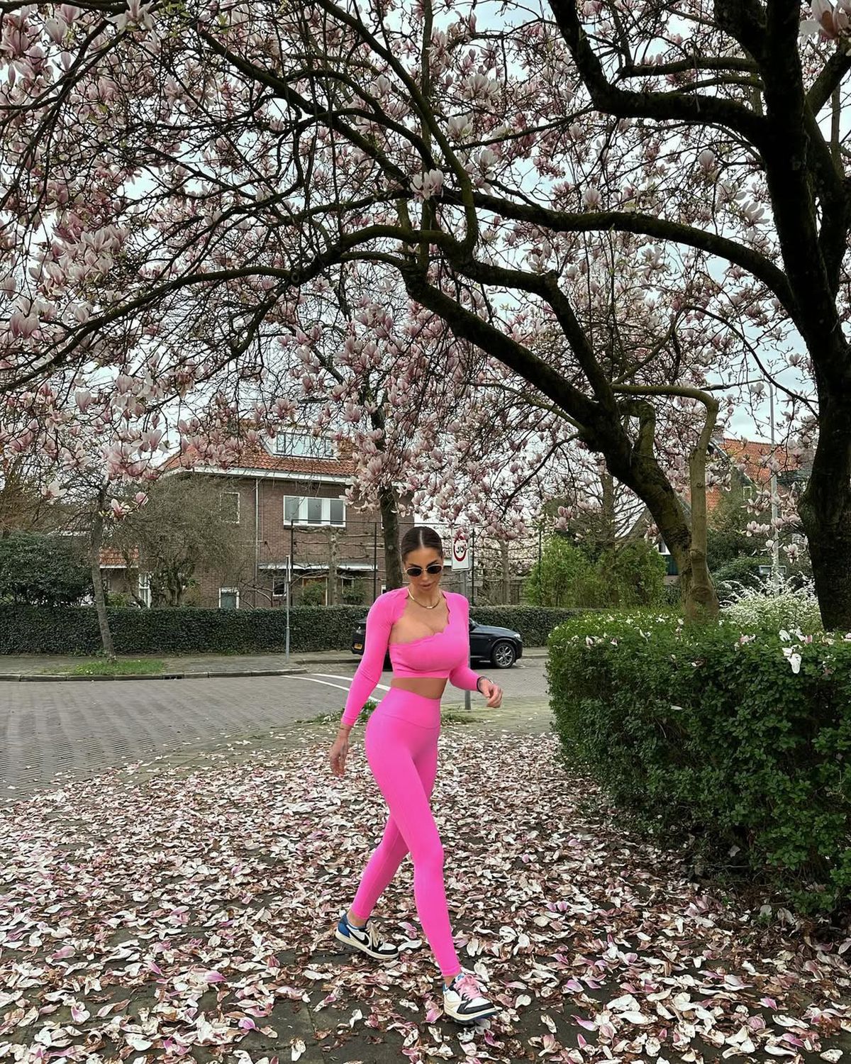 Influencerița cu peste 800.000 de urmăritori vrea să-și micșoreze sânii, dar portarul de 36 de ani n-o lasă