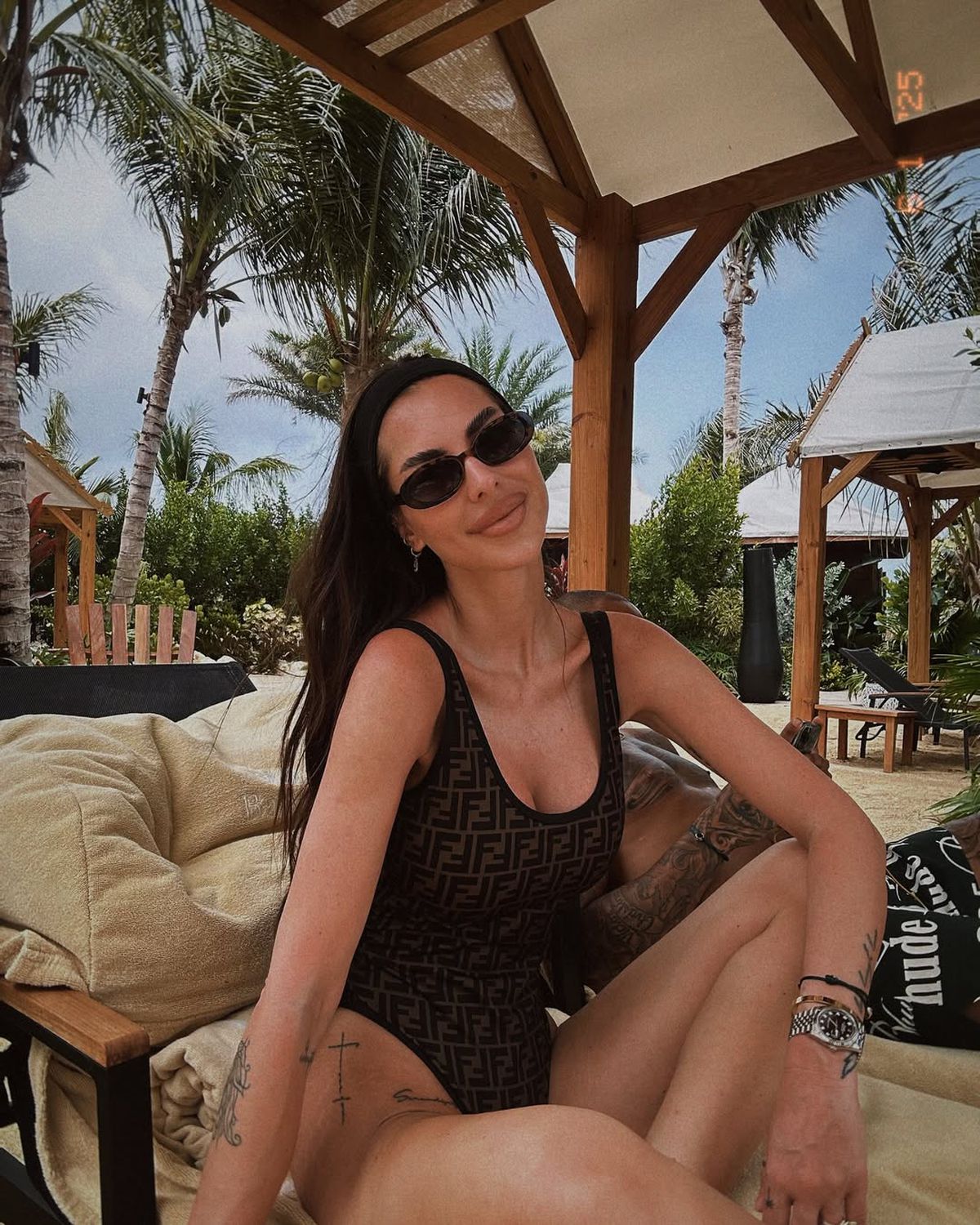 Influencerița cu peste 800.000 de urmăritori vrea să-și micșoreze sânii, dar portarul de 36 de ani n-o lasă