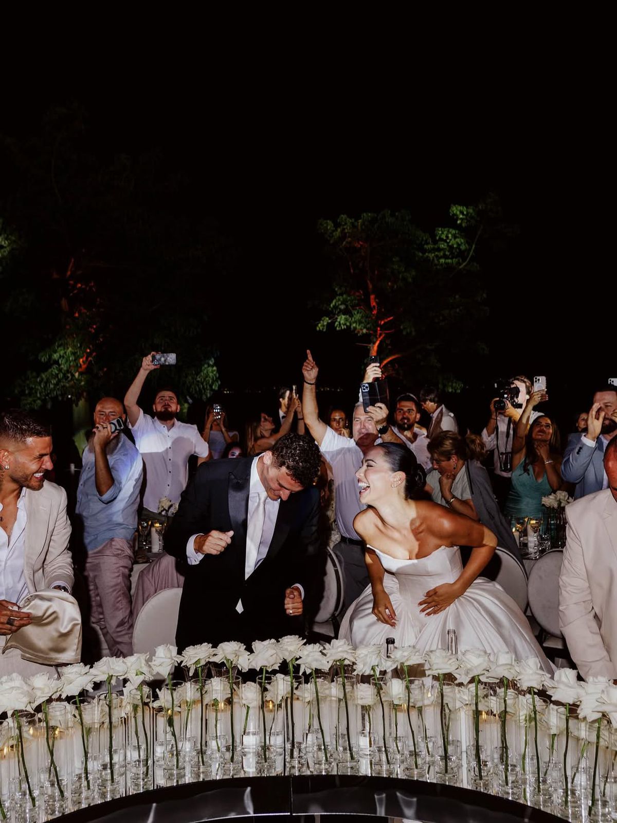 Controversă la nuntă » Celebrul fotbalist, pus de actrița de origine kosovară să afișeze „vulturul albanez”: „Ar trebui interzis câteva jocuri”