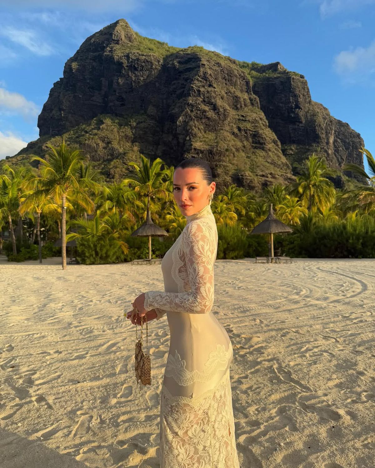 Controversă la nuntă » Celebrul fotbalist, pus de actrița de origine kosovară să afișeze „vulturul albanez”: „Ar trebui interzis câteva jocuri”