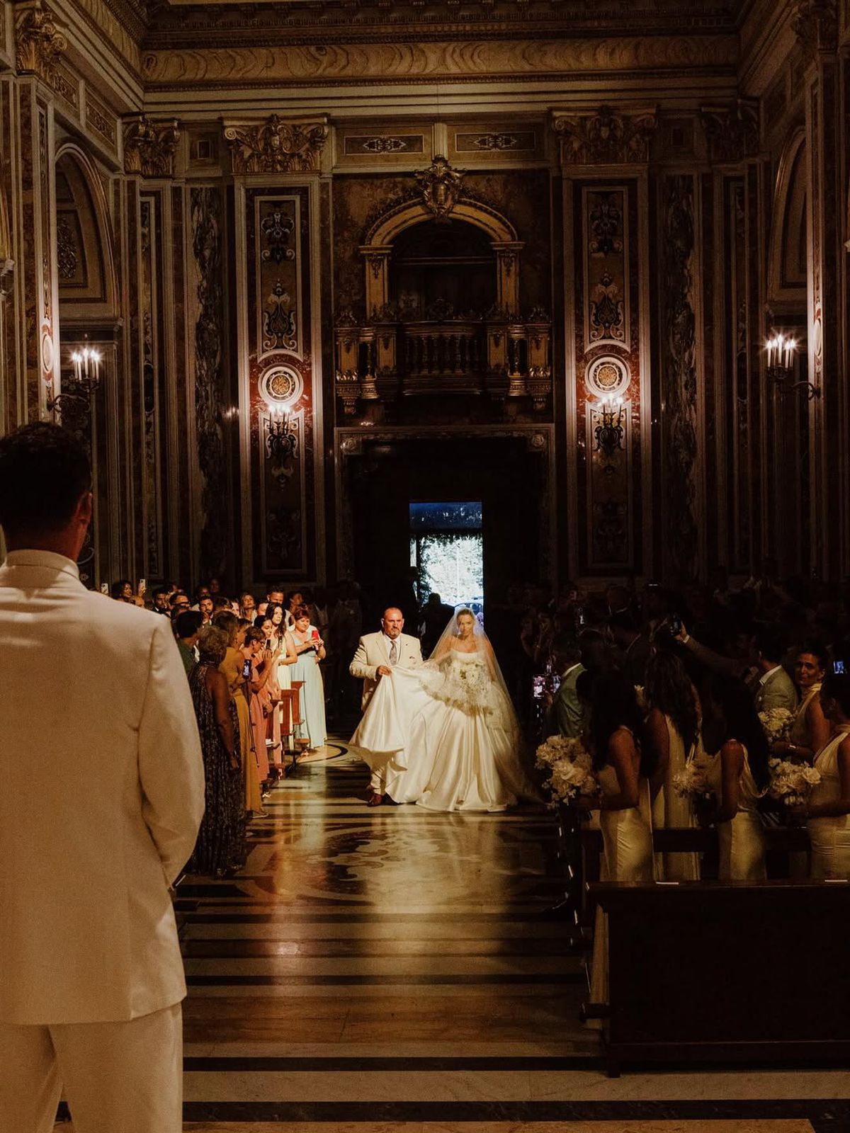 Controversă la nuntă » Celebrul fotbalist, pus de actrița de origine kosovară să afișeze „vulturul albanez”: „Ar trebui interzis câteva jocuri”