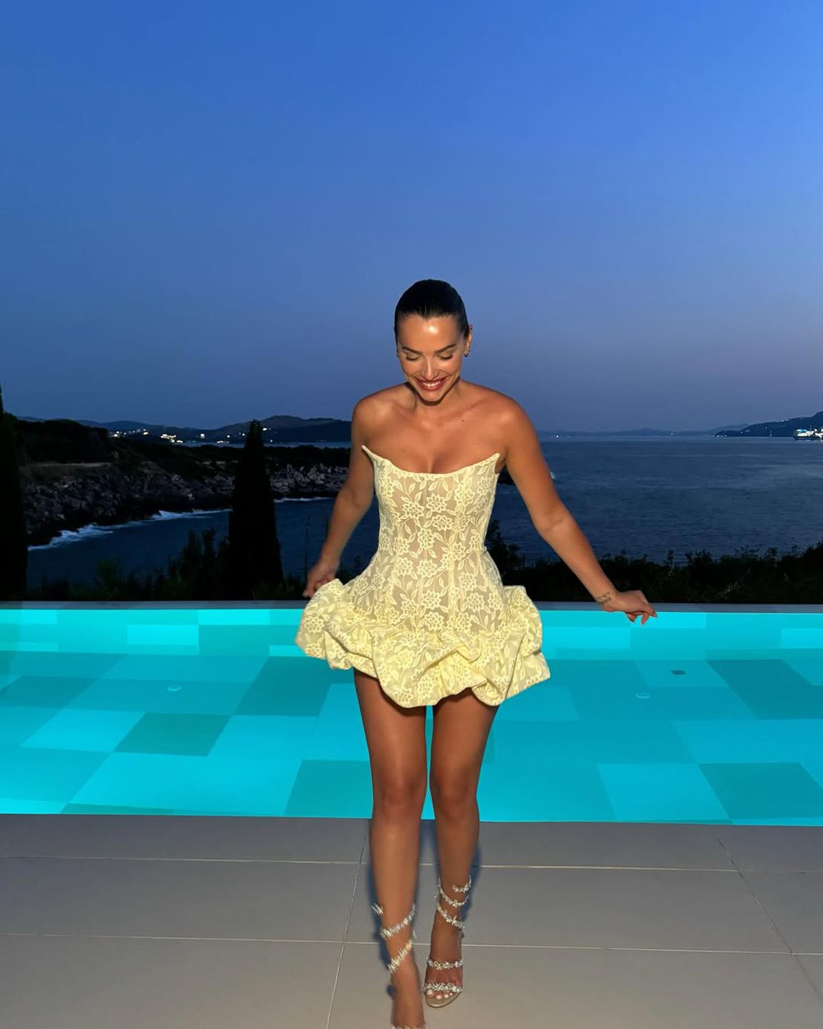 Controversă la nuntă » Celebrul fotbalist, pus de actrița de origine kosovară să afișeze „vulturul albanez”: „Ar trebui interzis câteva jocuri”