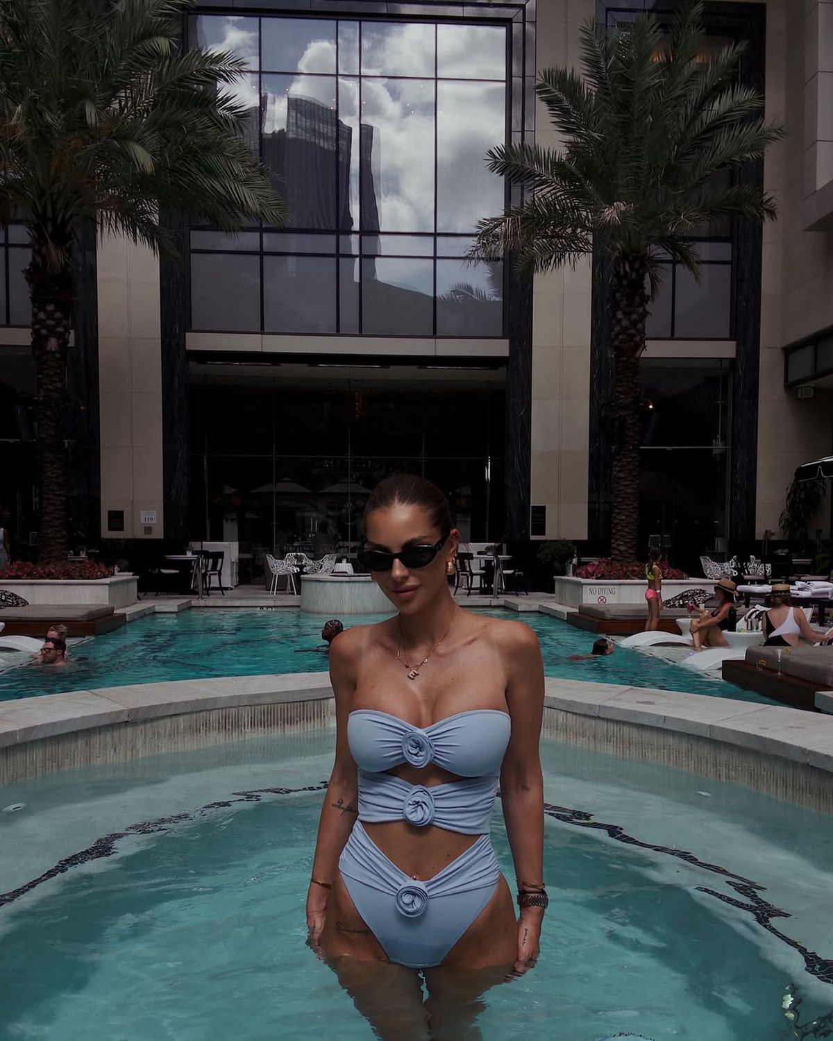 Influencerița cu peste 800.000 de urmăritori vrea să-și micșoreze sânii, dar portarul de 36 de ani n-o lasă