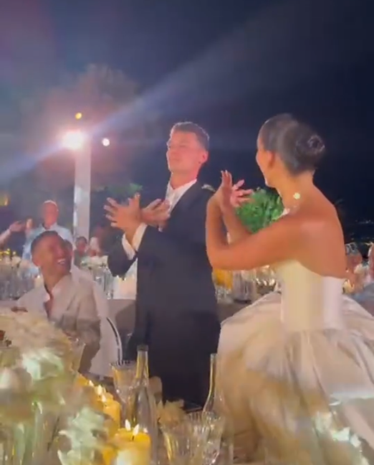 Controversă la nuntă » Celebrul fotbalist, pus de actrița de origine kosovară să afișeze „vulturul albanez”: „Ar trebui interzis câteva jocuri”