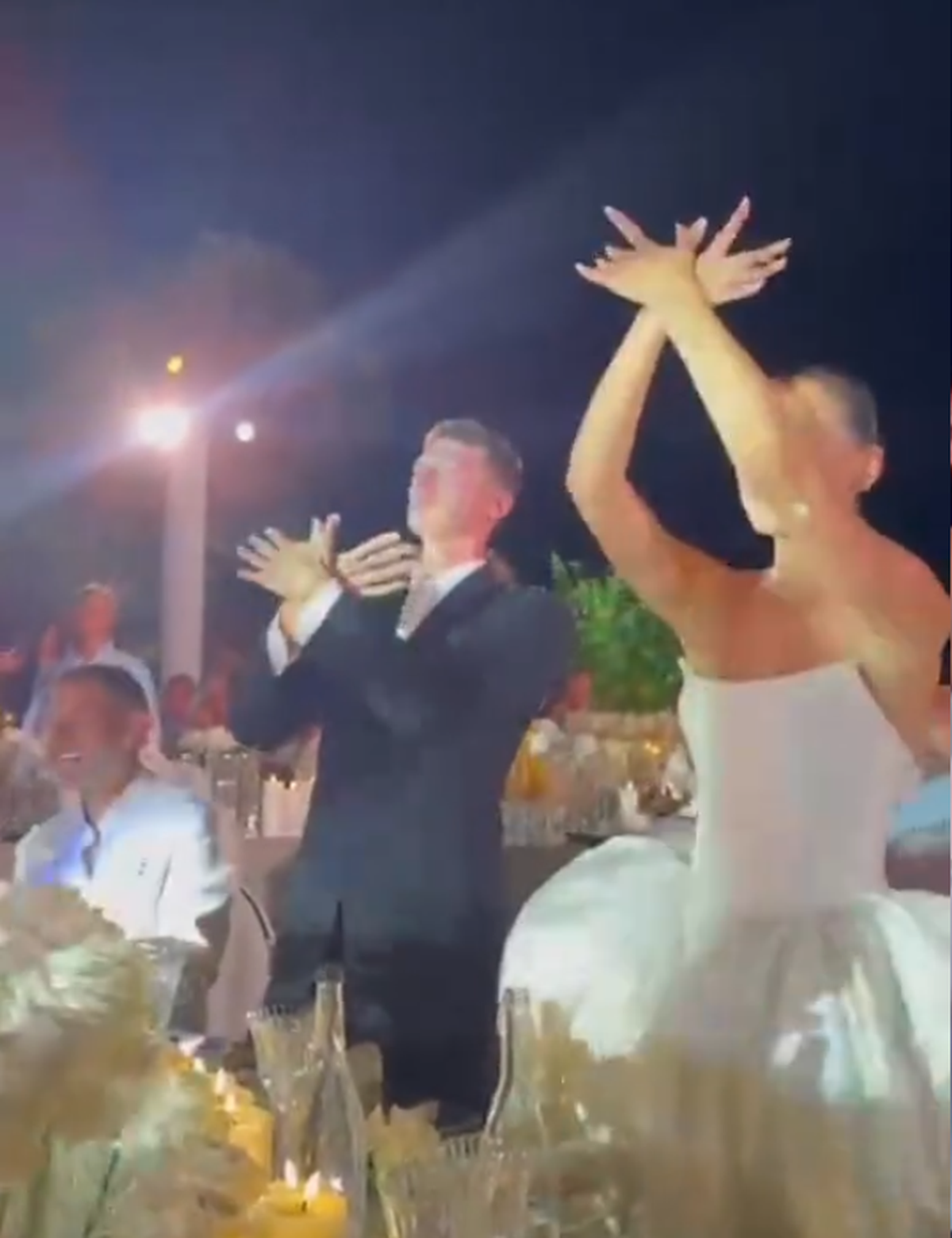 Controversă la nuntă » Celebrul fotbalist, pus de actrița de origine kosovară să afișeze „vulturul albanez”: „Ar trebui interzis câteva jocuri”