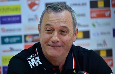 VIDEO Cum băga Rednic „strâmbe” între jucători. Episod incredibil din vestiarul unei campioane din Liga 1: “Mie îmi spunea despre ăla, ăluia îi spunea despre mine”