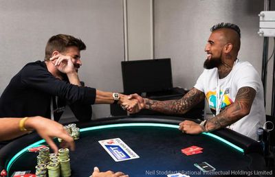 Ce lovitură! Gerard Pique și Arturo Vidal au câștigat jumătate de milion de euro la poker!