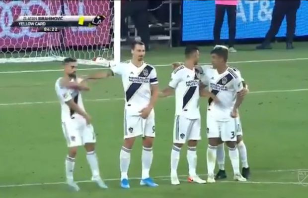 VIDEO Zlatan Ibrahimovic lovește din nou! De ce și-a îmbrâncit un coleg în timpul derby-ului din Los Angeles