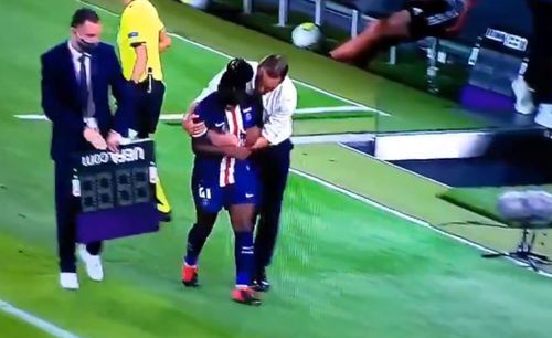 Gest controversat: antrenorul lui PSG și-a consolat o jucătoare pipăind-o pe piept!