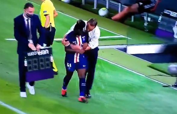 VIDEO Gest controversat: antrenorul lui PSG și-a consolat o jucătoare pipăind-o pe piept!
