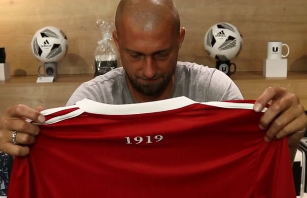 U CLUJ. VIDEO Gabi Tamaș e starul unui clip special de promovare a echipamentului de deplasare: „Ăsta-i roșul care-mi place!”