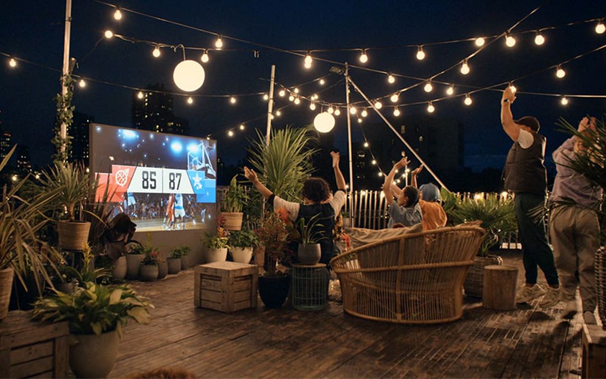 Cum să alegi proiectorul home cinema perfect pentru un fan înrăit al sporturilor?