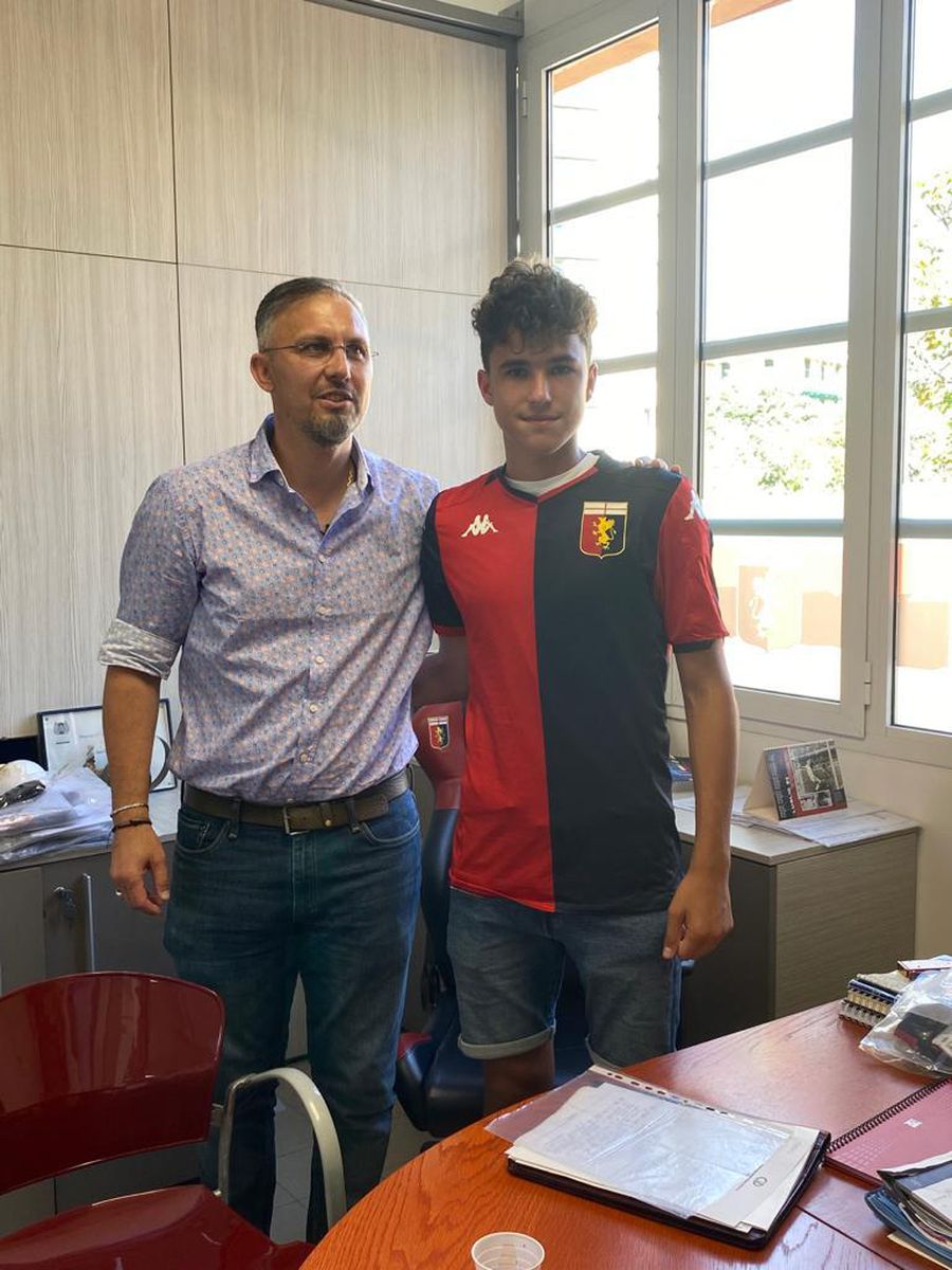 Tudor Neamțiu Ștefan alături de impresarul Lucian Marinescu Genoa a mai transferat un fotbalist român de mare viitor » Jucătorul a fost prezentat oficial