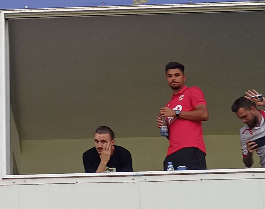 „Bubu” Gavrilă, în dialog cu suporterii nervoși / FOTO: GSP.ro Revoltă la oficială! Înjurături și cuvinte grele, după ce Dinamo s-a făcut de râs cu Unirea Dej: „Dispare clubul, nesimțiților! De ce l-ați adus pe Burcă? ”