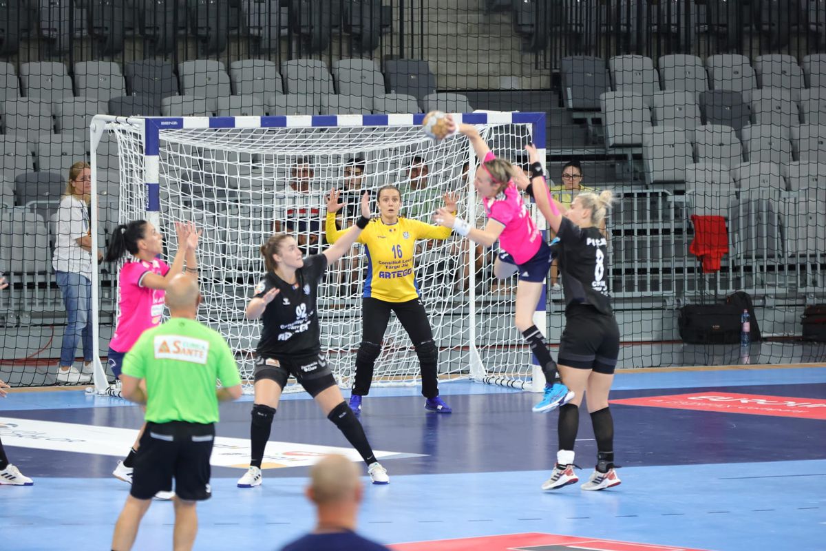 Imagini din finala mică a Supercupei României la handbal feminin, Brăila - Târgu Jiu