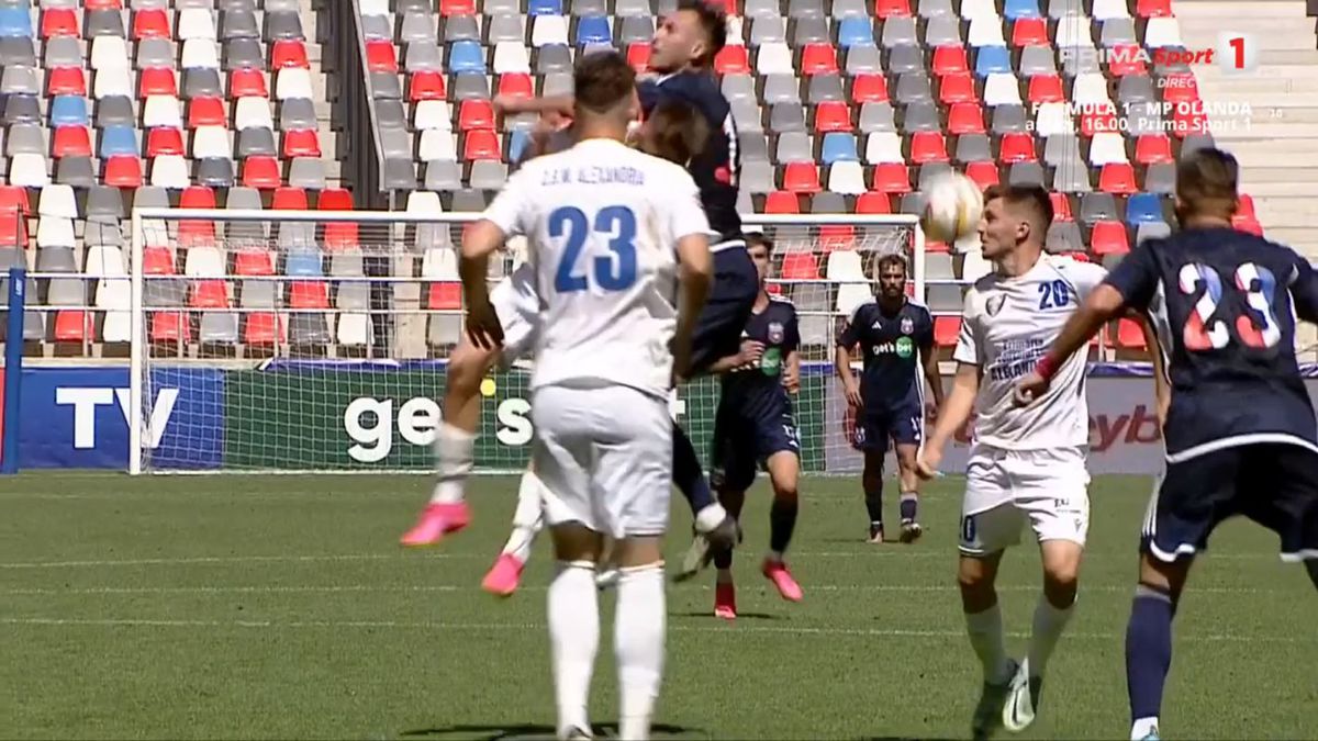 Momente inexplicabile în CSA Steaua - Alexandria » Chipirliu a fost eliminat, dar a terminat meciul în teren