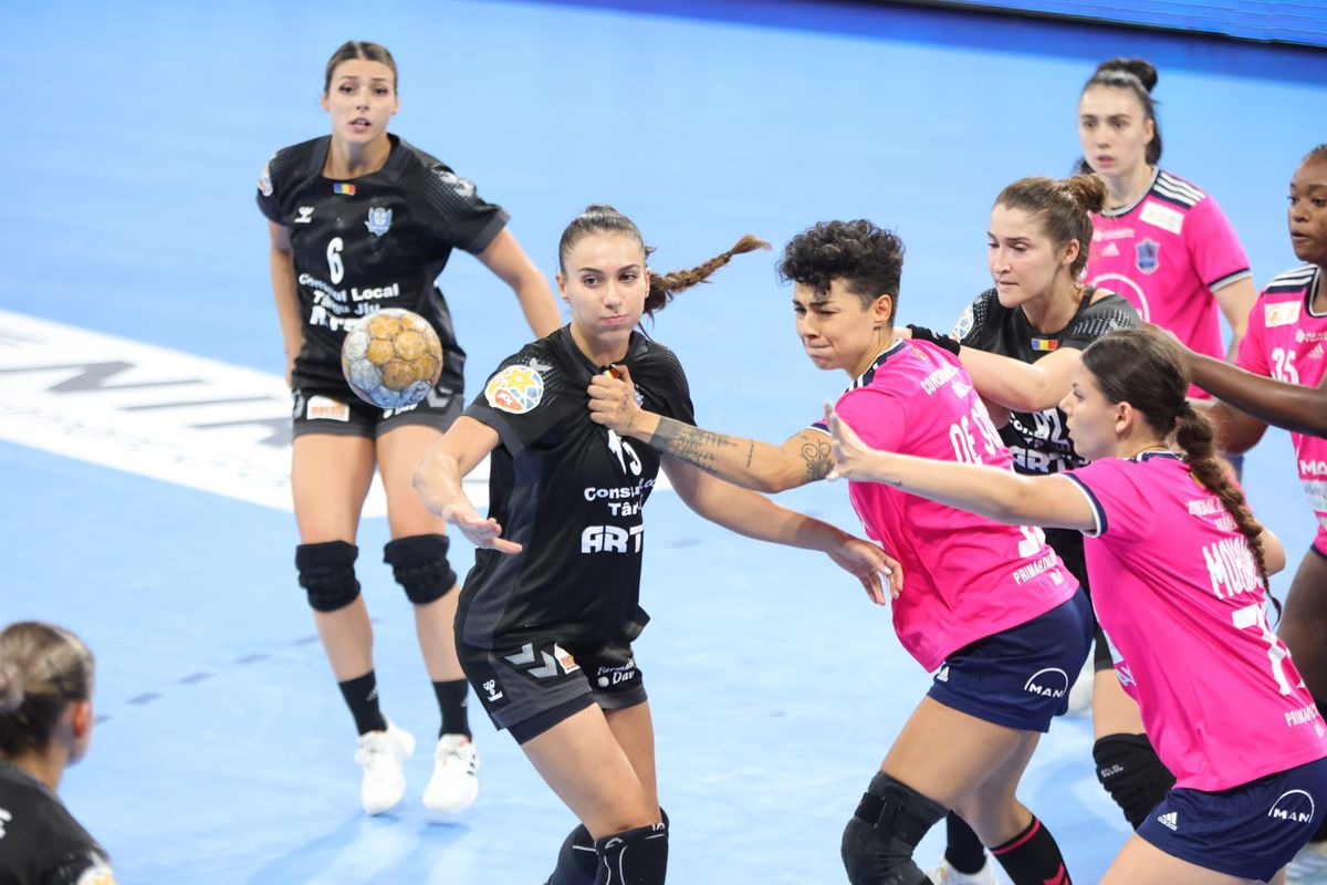 Imagini din finala mică a Supercupei României la handbal feminin, Brăila - Târgu Jiu