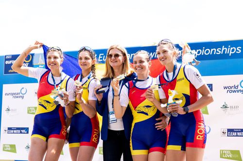 Elisabeta Lipă alături de campioanele europene de la 4 rame, Mădălina Bereș, Maria Tivodariu, Magdalena Rusu și Amalia Bereș FOTO Imago