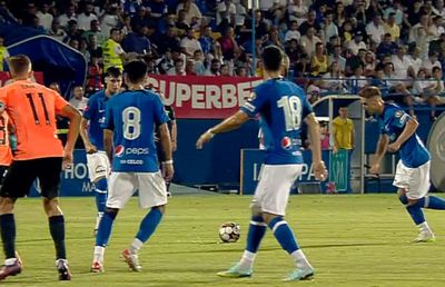 Splendidă! Superexecuția lui Louis Munteanu din lovitură liberă a „luminat” prima repriză din Farul - Universitatea Craiova