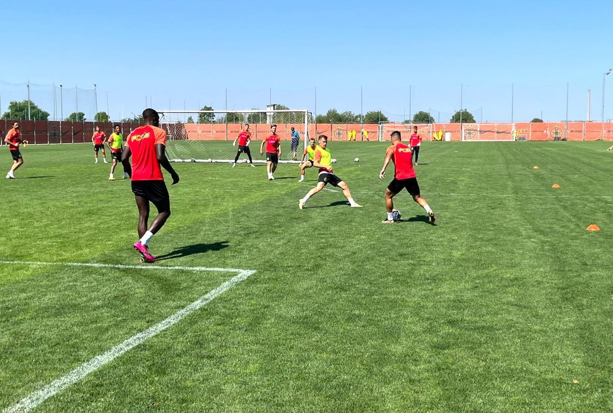 Surpriză la antrenamentul FCSB: cine s-a pregătit cu vicecampioana + Un fotbalist s-a accidentat și a ajuns direct la vestiare