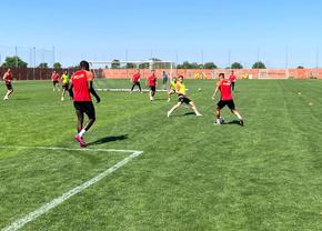 Surpriză la antrenamentul FCSB » Un jucător care și-a reziliat contractul continuă să se pregătească cu vicecampioana + Un fotbalist s-a accidentat și a părăsit antrenamentul