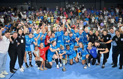 CSM București, victorie zdrobitoare în Supercupa cu Rapid » Neagu și Zaadi au strălucit în sala din Pitești