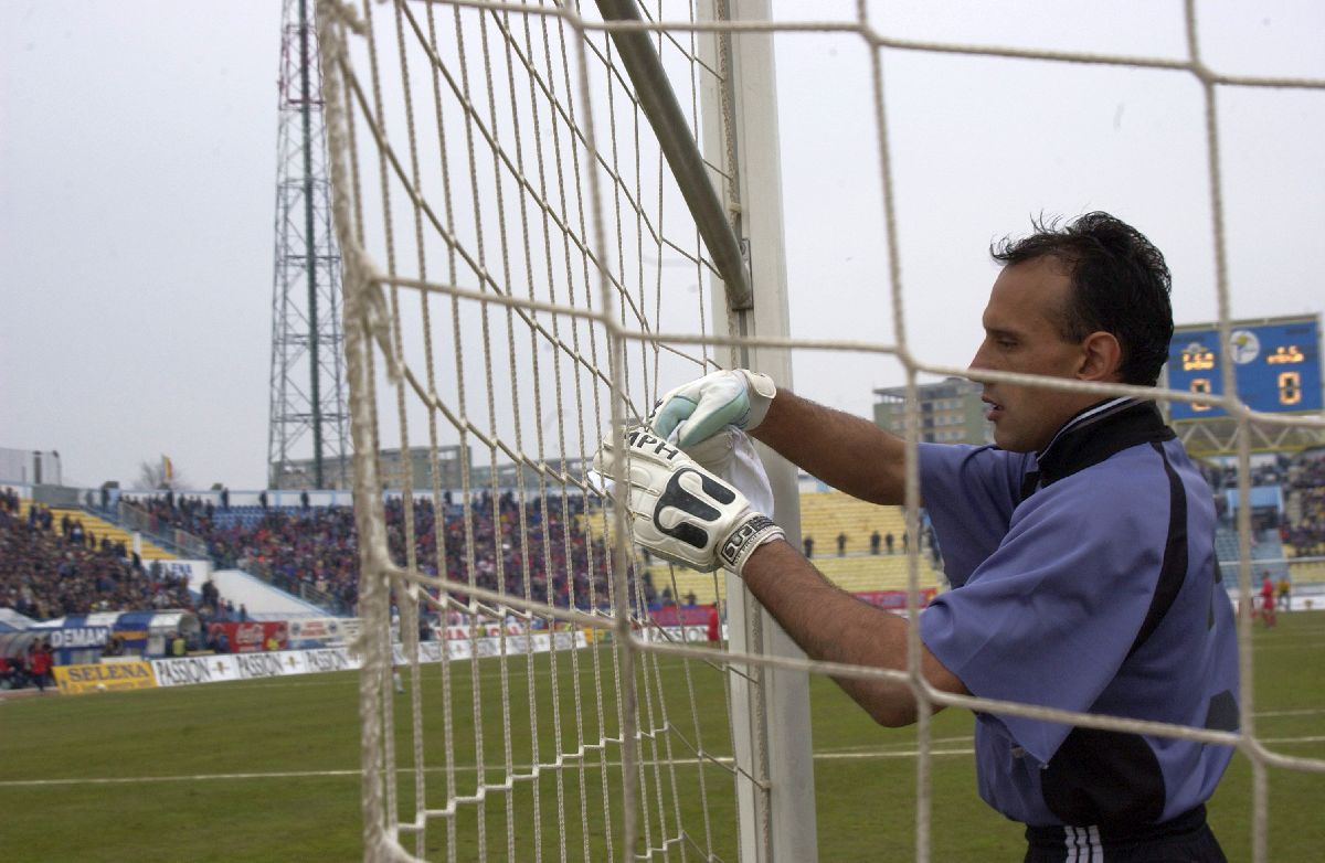 Florin Prunea și pumnul aplicat lui Claudiu Răducanu, în FCM Bacău - Steaua din 2003