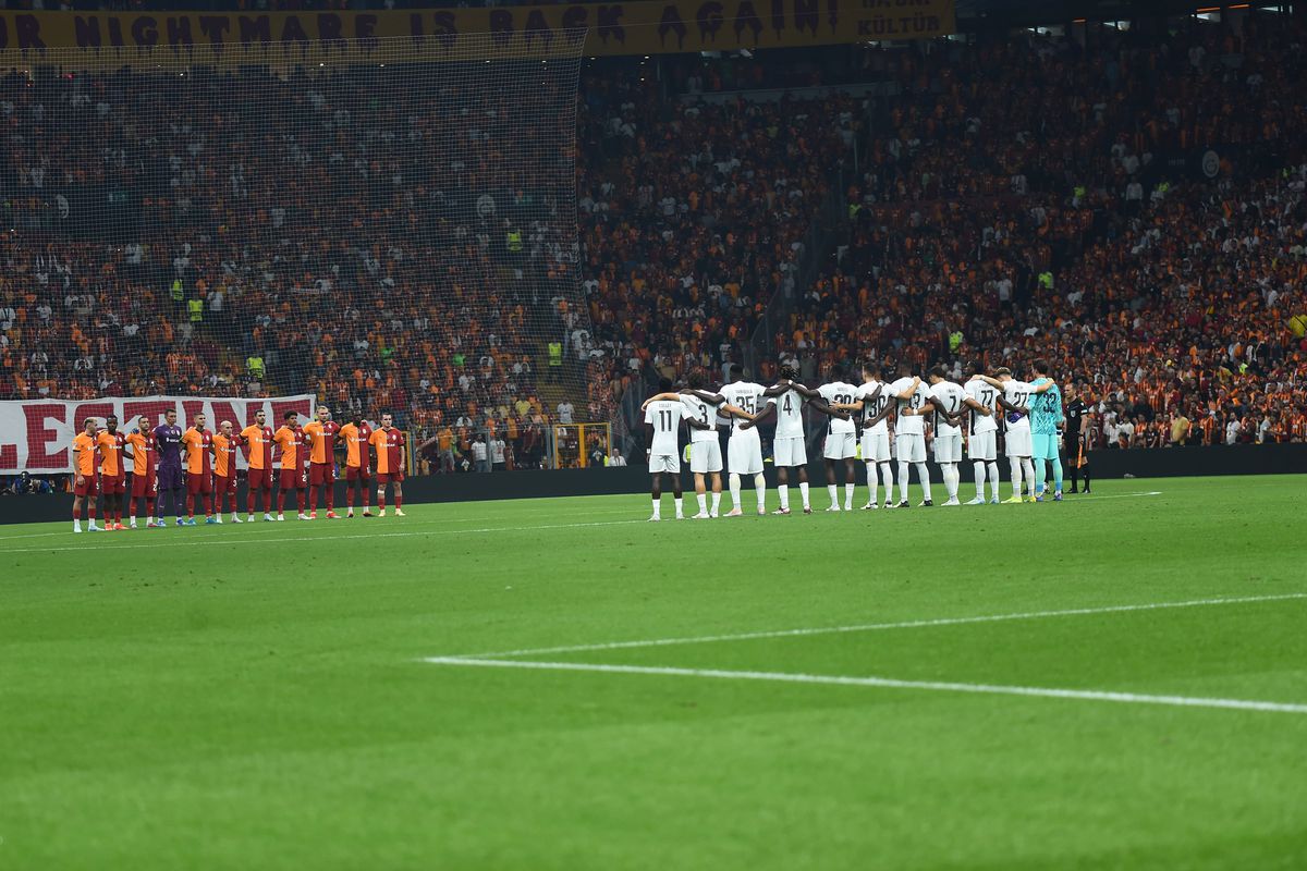 Mesajul incredibil apărut în peluză la un meci din play-off-ul Ligii Campionilor » În situații similare, UEFA a cerut intervenția imediată a organizatorilor