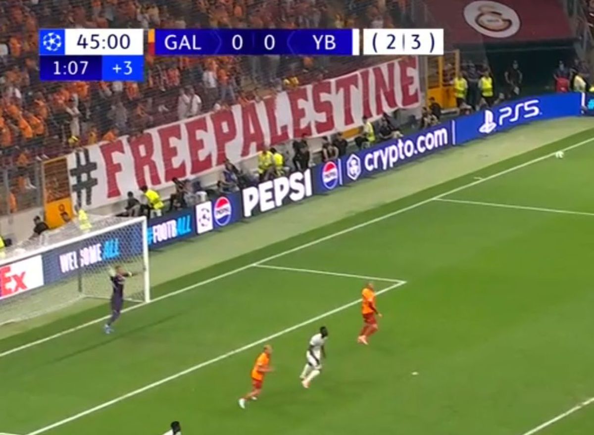 Mesajul incredibil apărut în peluză la un meci din play-off-ul Ligii Campionilor » În situații similare, UEFA a cerut intervenția imediată a organizatorilor